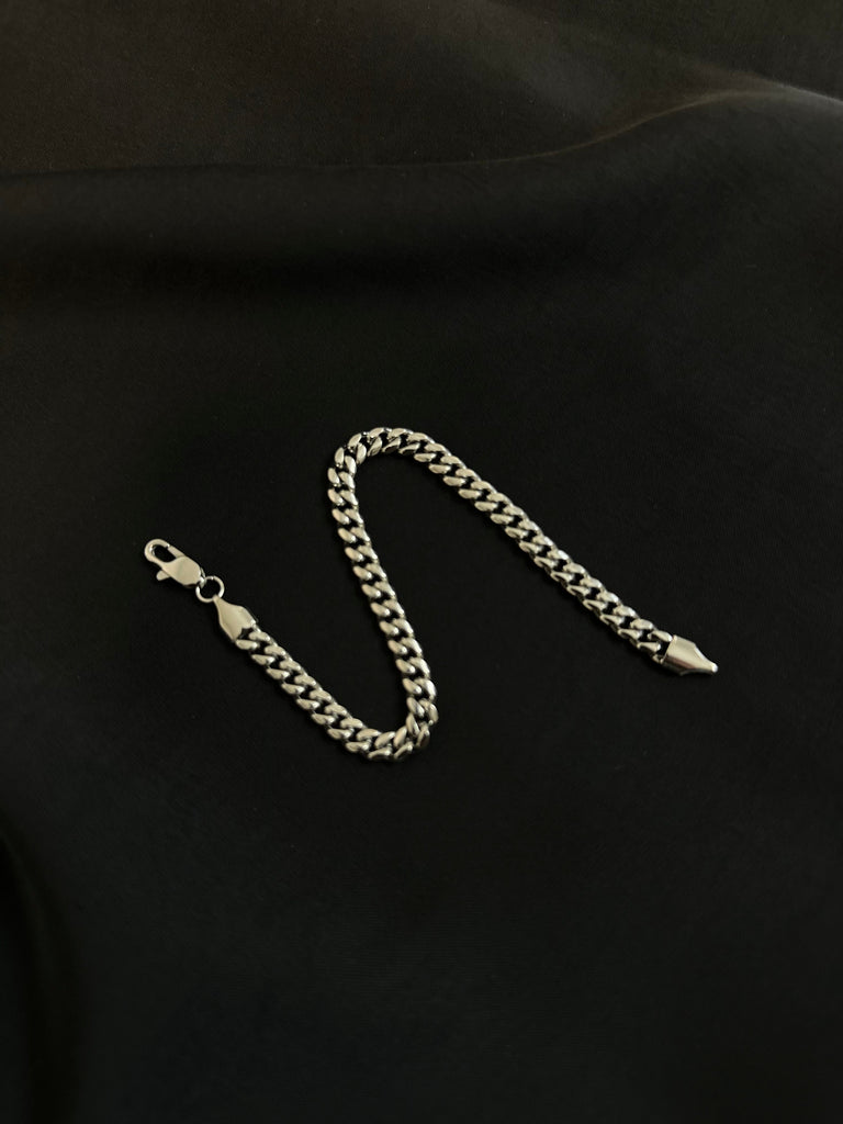 Why the 5mm Cuban Chain Bracelet is the Perfect Jewelry for Men